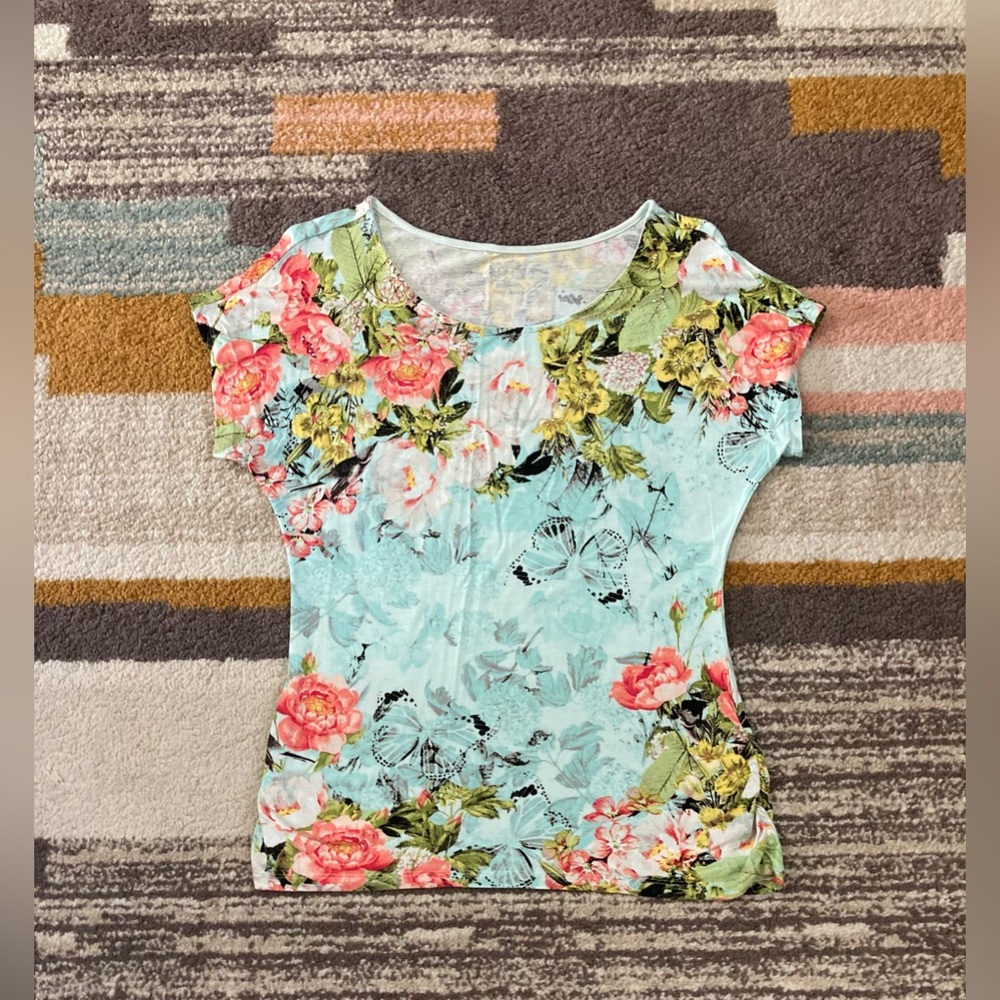 Women’s sz Med shirts